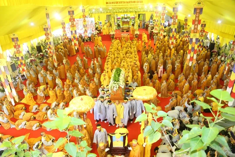 Hàng ngàn người cung tống kim quan HT.Thích Quang Đạo nhập bảo tháp image-1732286316096