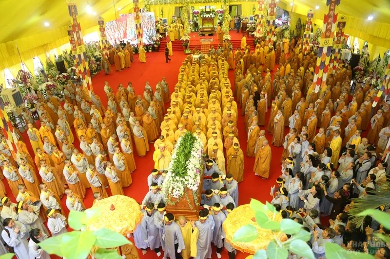 Hàng ngàn người cung tống kim quan HT.Thích Quang Đạo nhập bảo tháp image-1732286317337