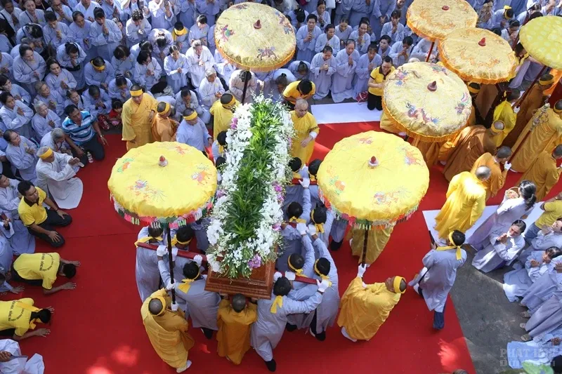 Hàng ngàn người cung tống kim quan HT.Thích Quang Đạo nhập bảo tháp image-1732286318452