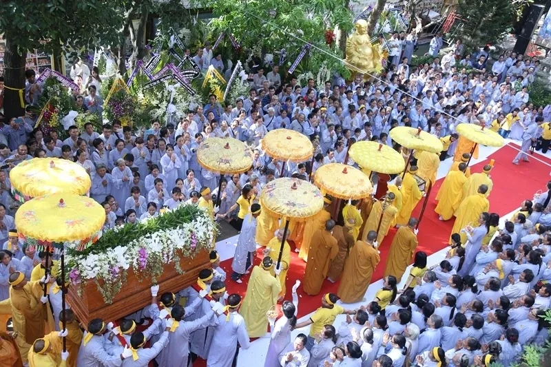 Hàng ngàn người cung tống kim quan HT.Thích Quang Đạo nhập bảo tháp image-1732286319782