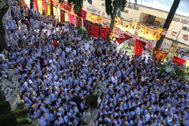 Hàng ngàn người cung tống kim quan HT.Thích Quang Đạo nhập bảo tháp image-1732286321134