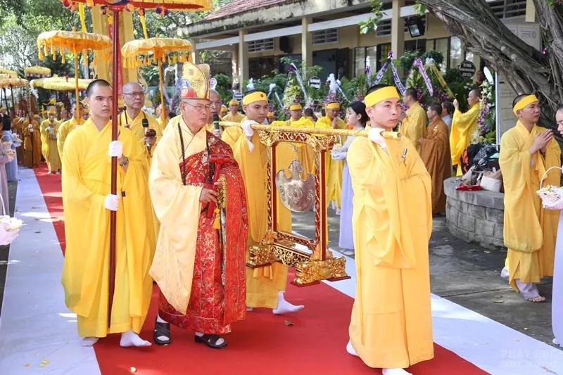 Hàng ngàn người cung tống kim quan HT.Thích Quang Đạo nhập bảo tháp image-1732286322465