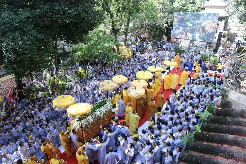 Hàng ngàn người cung tống kim quan HT.Thích Quang Đạo nhập bảo tháp image-1732286323755