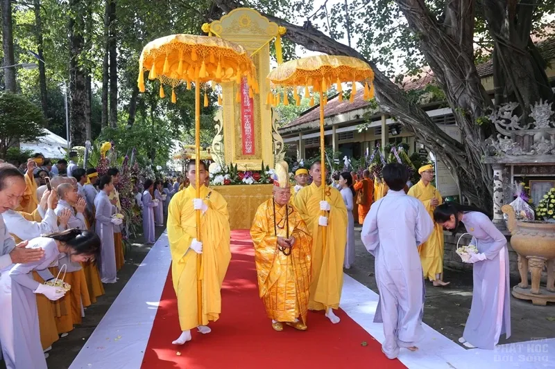 Hàng ngàn người cung tống kim quan HT.Thích Quang Đạo nhập bảo tháp image-1732286324895