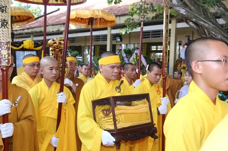 Hàng ngàn người cung tống kim quan HT.Thích Quang Đạo nhập bảo tháp image-1732286325946