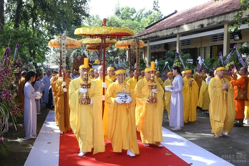 Hàng ngàn người cung tống kim quan HT.Thích Quang Đạo nhập bảo tháp image-1732286326997