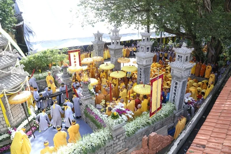 Hàng ngàn người cung tống kim quan HT.Thích Quang Đạo nhập bảo tháp image-1732286329204