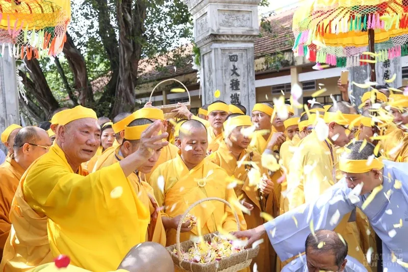 Hàng ngàn người cung tống kim quan HT.Thích Quang Đạo nhập bảo tháp image-1732286330392
