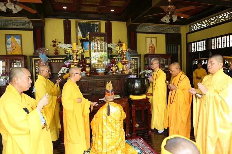 Hàng ngàn người cung tống kim quan HT.Thích Quang Đạo nhập bảo tháp image-1732286331484