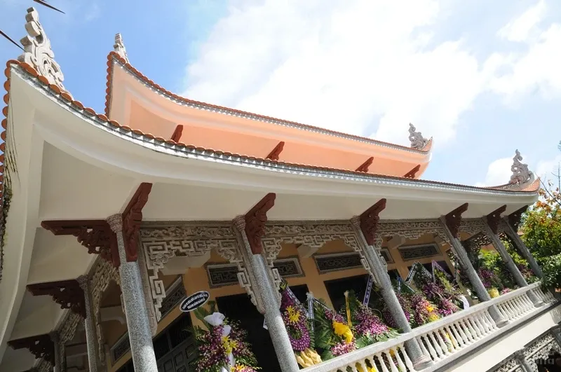 Hàng ngàn người cung tống kim quan HT.Thích Quang Đạo nhập bảo tháp image-1732286337938