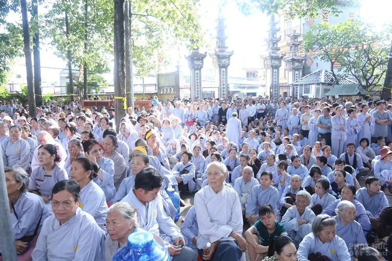 Hàng ngàn người cung tống kim quan HT.Thích Quang Đạo nhập bảo tháp image-1732286340459