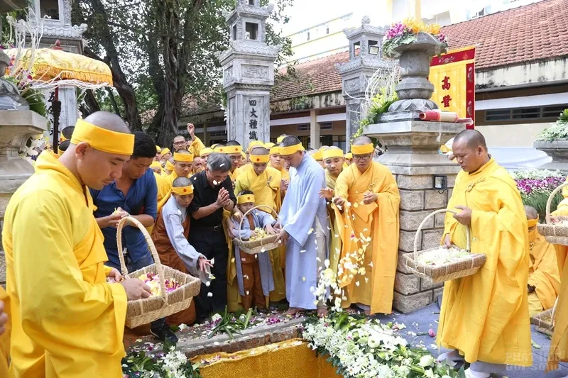 Hàng ngàn người cung tống kim quan HT.Thích Quang Đạo nhập bảo tháp image-1732286341636