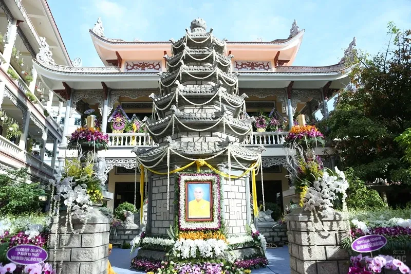 Hàng ngàn người cung tống kim quan HT.Thích Quang Đạo nhập bảo tháp image-1732286342892