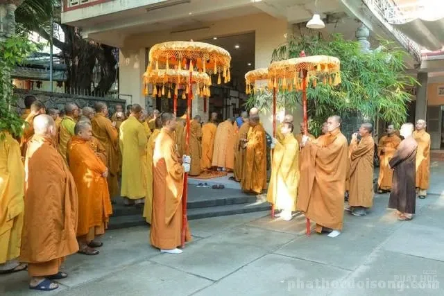 Hàng ngàn người kính bái biệt HT Thích Thiện Bình tại lễ nhập bảo tháp 2 Hàng ngàn người kính bái biệt HT Thích Thiện Bình tại lễ nhập bảo tháp image-1731933118692