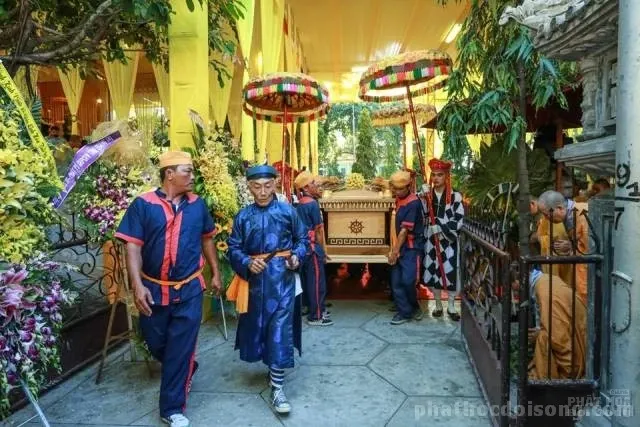 Hàng ngàn người kính bái biệt HT Thích Thiện Bình tại lễ nhập bảo tháp 25 Hàng ngàn người kính bái biệt HT Thích Thiện Bình tại lễ nhập bảo tháp image-1731933133234