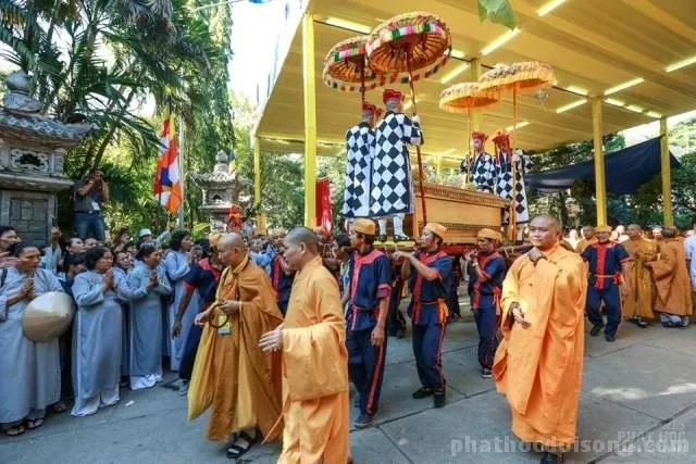 Hàng ngàn người kính bái biệt HT Thích Thiện Bình tại lễ nhập bảo tháp 26 Hàng ngàn người kính bái biệt HT Thích Thiện Bình tại lễ nhập bảo tháp image-1731933133975
