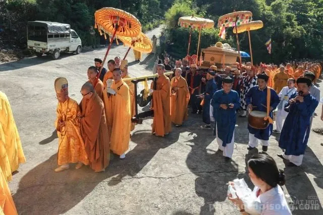 Hàng ngàn người kính bái biệt HT Thích Thiện Bình tại lễ nhập bảo tháp 28 Hàng ngàn người kính bái biệt HT Thích Thiện Bình tại lễ nhập bảo tháp image-1731933135144