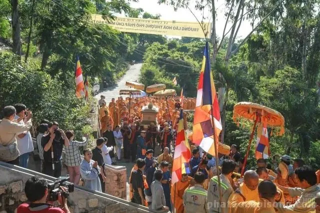 Hàng ngàn người kính bái biệt HT Thích Thiện Bình tại lễ nhập bảo tháp 29 Hàng ngàn người kính bái biệt HT Thích Thiện Bình tại lễ nhập bảo tháp image-1731933135717