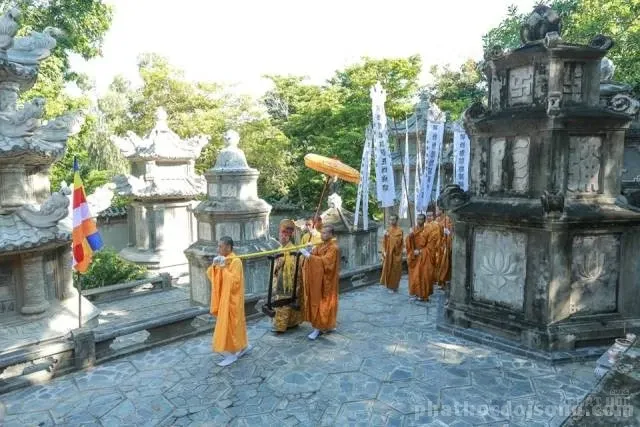 Hàng ngàn người kính bái biệt HT Thích Thiện Bình tại lễ nhập bảo tháp 31 Hàng ngàn người kính bái biệt HT Thích Thiện Bình tại lễ nhập bảo tháp image-1731933136921