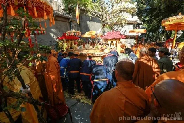 Hàng ngàn người kính bái biệt HT Thích Thiện Bình tại lễ nhập bảo tháp 33 Hàng ngàn người kính bái biệt HT Thích Thiện Bình tại lễ nhập bảo tháp image-1731933138172