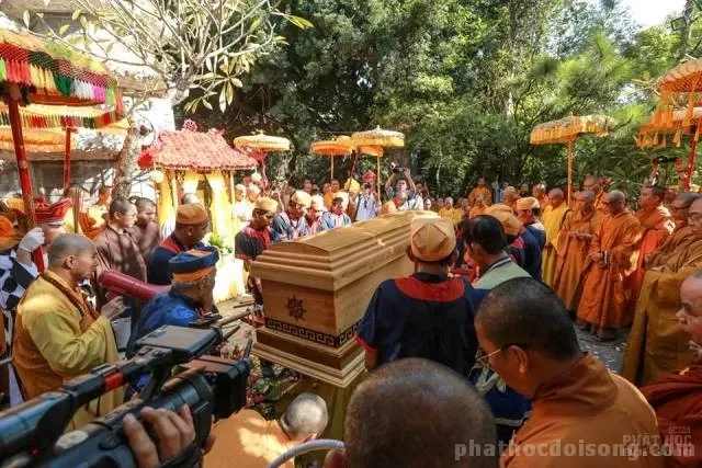 Hàng ngàn người kính bái biệt HT Thích Thiện Bình tại lễ nhập bảo tháp 34 Hàng ngàn người kính bái biệt HT Thích Thiện Bình tại lễ nhập bảo tháp image-1731933138790