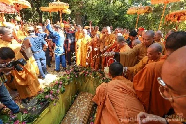 Hàng ngàn người kính bái biệt HT Thích Thiện Bình tại lễ nhập bảo tháp 35 Hàng ngàn người kính bái biệt HT Thích Thiện Bình tại lễ nhập bảo tháp image-1731933139402