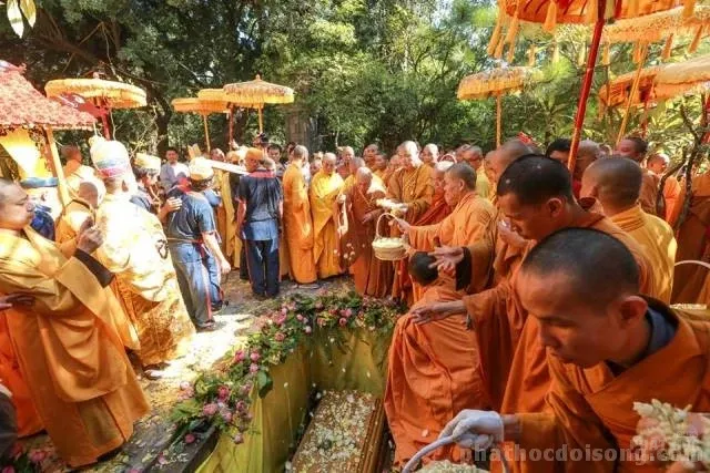 Hàng ngàn người kính bái biệt HT Thích Thiện Bình tại lễ nhập bảo tháp Hàng ngàn người kính bái biệt HT Thích Thiện Bình tại lễ nhập bảo tháp image-1731933140018