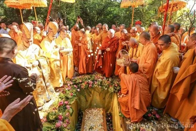 Hàng ngàn người kính bái biệt HT Thích Thiện Bình tại lễ nhập bảo tháp 36 Hàng ngàn người kính bái biệt HT Thích Thiện Bình tại lễ nhập bảo tháp image-1731933140609