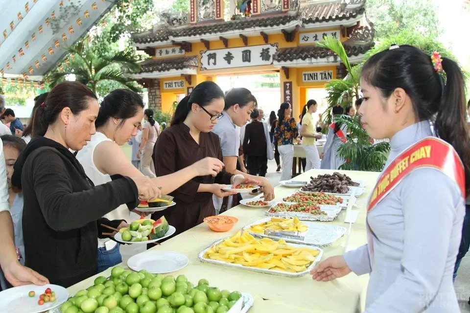 Hàng ngàn người xếp hàng mua vé buffet chay gây quỹ tại chùa Phước Viên image-1732290480012