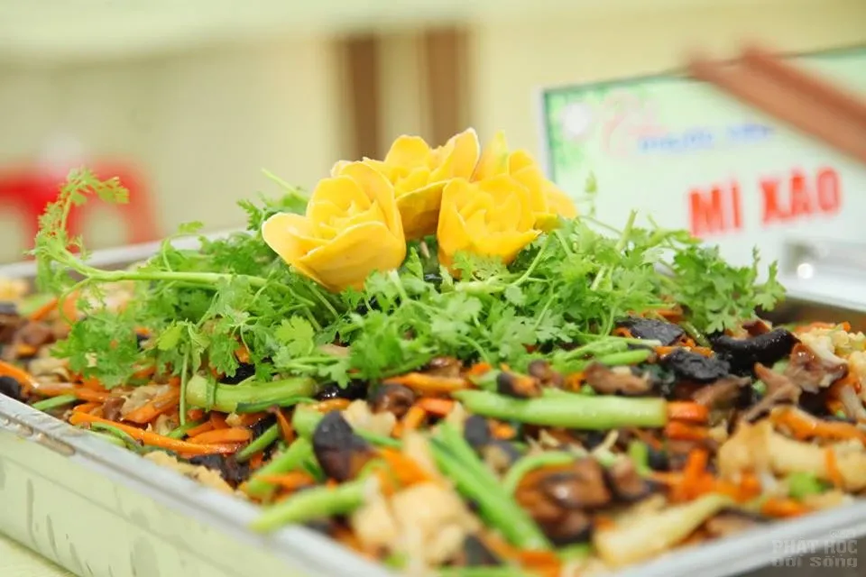 Hàng ngàn người xếp hàng mua vé buffet chay gây quỹ tại chùa Phước Viên image-1732290481071