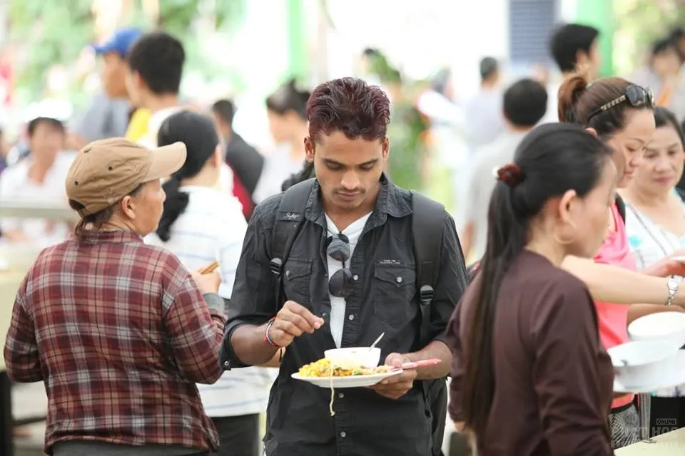 Hàng ngàn người xếp hàng mua vé buffet chay gây quỹ tại chùa Phước Viên image-1732290482131
