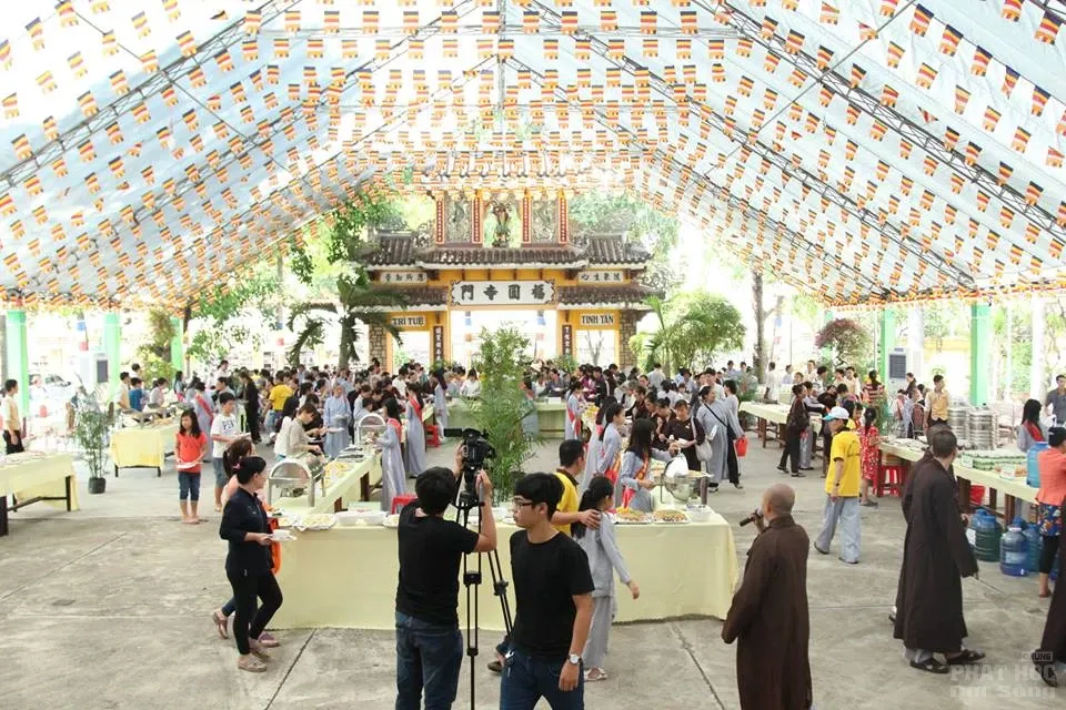 Hàng ngàn người xếp hàng mua vé buffet chay gây quỹ tại chùa Phước Viên image-1732290483347