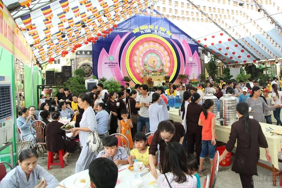 Hàng ngàn người xếp hàng mua vé buffet chay gây quỹ tại chùa Phước Viên image-1732290485622