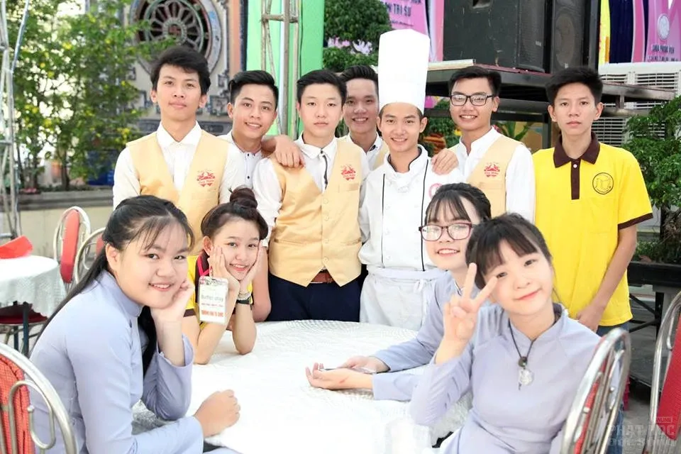 Hàng ngàn người xếp hàng mua vé buffet chay gây quỹ tại chùa Phước Viên image-1732290486752