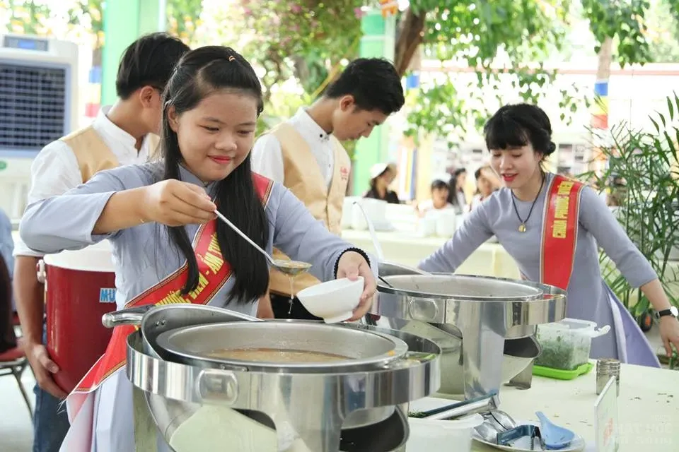 Hàng ngàn người xếp hàng mua vé buffet chay gây quỹ tại chùa Phước Viên image-1732290487740
