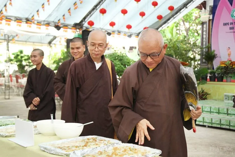 Hàng ngàn người xếp hàng mua vé buffet chay gây quỹ tại chùa Phước Viên image-1732290488794