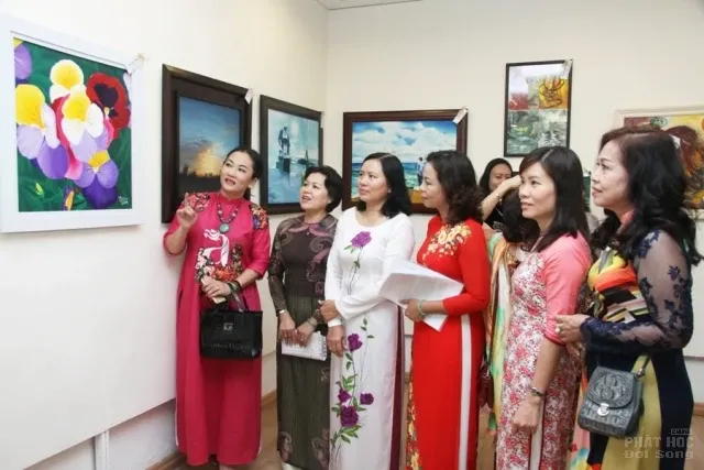 Họa sĩ nữ triển lãm tranh làm từ thiện 2 Họa sĩ nữ triển lãm tranh làm từ thiện image-1731726339686