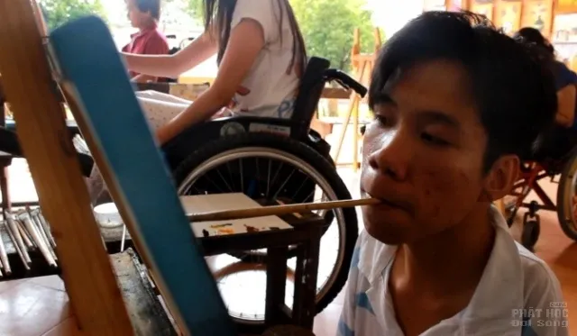“Hoạ sĩ” tật nguyền vươn mình trên chiếc xe lăn 2 “Hoạ sĩ” tật nguyền vươn mình trên chiếc xe lăn image-1731725524421