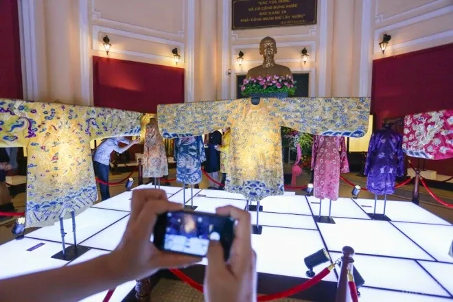 Hoàng bào, vật dụng cung đình triều Nguyễn ở Sài Gòn image-1732287474508