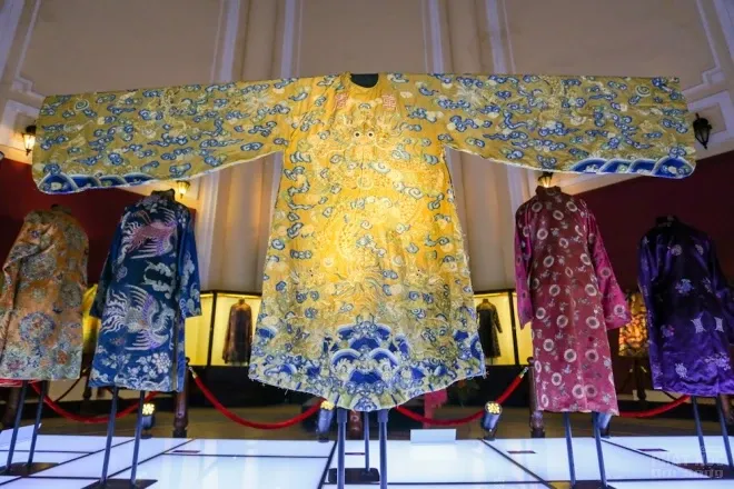 Hoàng bào, vật dụng cung đình triều Nguyễn ở Sài Gòn image-1732287476238