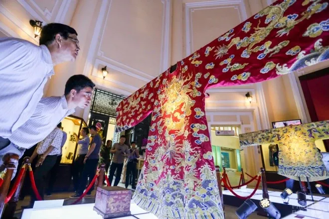 Hoàng bào, vật dụng cung đình triều Nguyễn ở Sài Gòn image-1732287478201