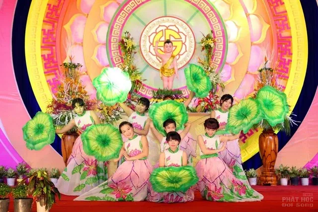 Hoành tráng đêm nhạc ca mừng Phật đản sanh tại Chùa Phước Viên 2 Hoành tráng đêm nhạc ca mừng Phật đản sanh tại Chùa Phước Viên image-1731746908601