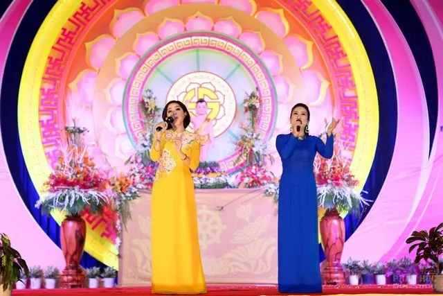 Hoành tráng đêm nhạc ca mừng Phật đản sanh tại Chùa Phước Viên 5 Hoành tráng đêm nhạc ca mừng Phật đản sanh tại Chùa Phước Viên image-1731746911469