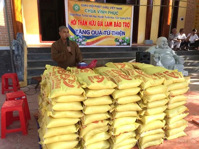 Hội thân hữu Già Lam bảo trợ (Mỹ) tặng 200 phần quà người dân vùng lũ image-1731919439157