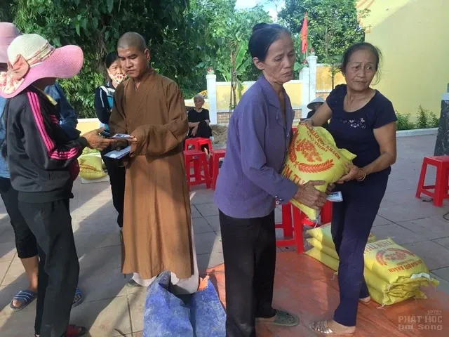 Hội thân hữu Già Lam bảo trợ (Mỹ) tặng 200 phần quà người dân vùng lũ image-1731919439998