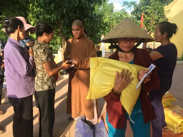 Hội thân hữu Già Lam bảo trợ (Mỹ) tặng 200 phần quà người dân vùng lũ image-1731919440623