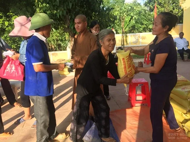 Hội thân hữu Già Lam bảo trợ (Mỹ) tặng 200 phần quà người dân vùng lũ image-1731919441198