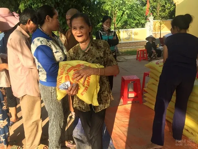 Hội thân hữu Già Lam bảo trợ (Mỹ) tặng 200 phần quà người dân vùng lũ image-1731919441771