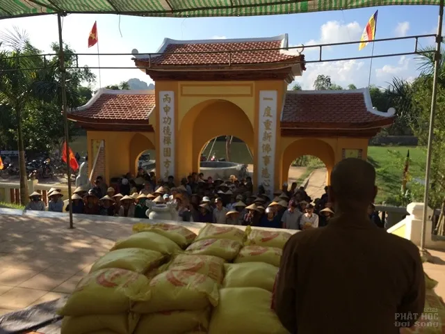 Hội thân hữu Già Lam bảo trợ (Mỹ) tặng 200 phần quà người dân vùng lũ image-1731919442382