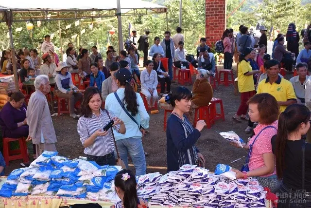 Hội từ thiện Chú Tiểu phát quà tại Đăk Nông Hội từ thiện Chú Tiểu phát quà tại Đăk Nông image-1731932865373